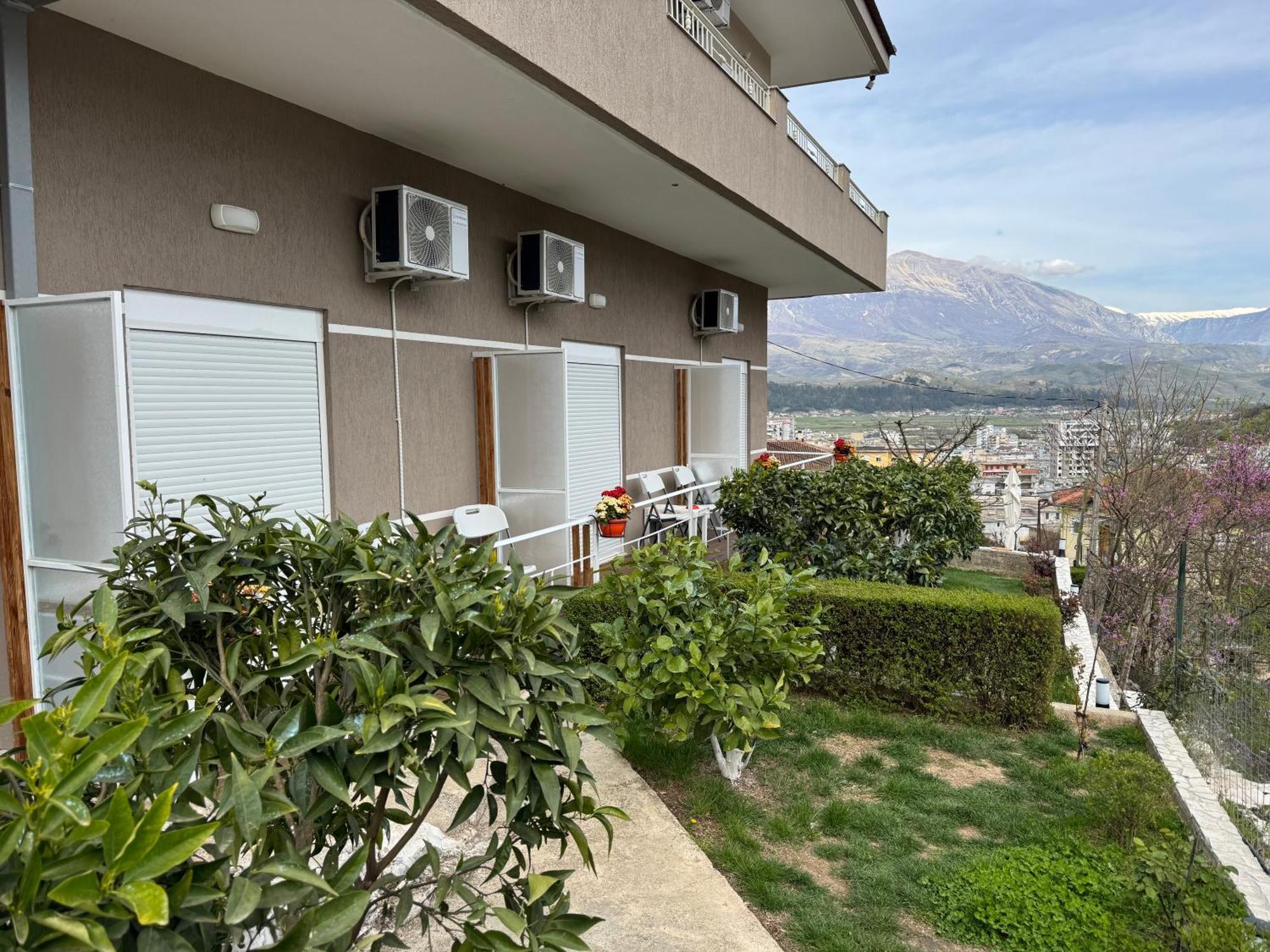 Ilvi Guesthouse Gjirokastër Exterior foto