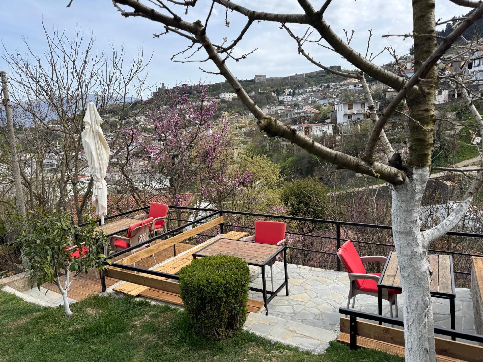 Ilvi Guesthouse Gjirokastër Exterior foto